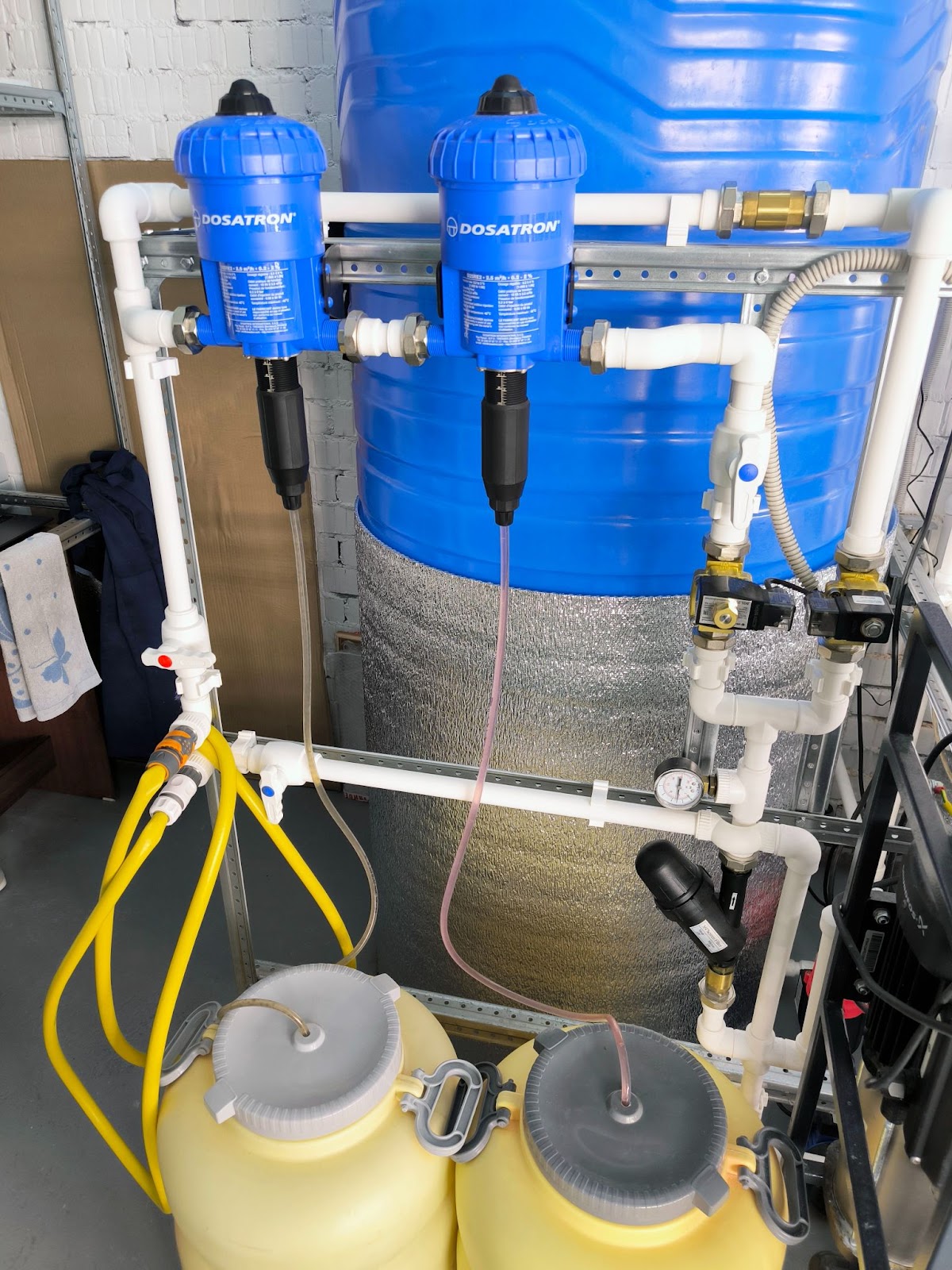 Модули Dosatron для смешивания растворов - работает за счёт механики - крутое решение, позволяет подмешивать нужный процент концентрата питательных веществ в проходящий поток воды  