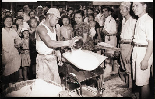 Раздача продуктовых пайков японским женщинам в Токио, 1946 год. Каждая получала 300 грамм риса