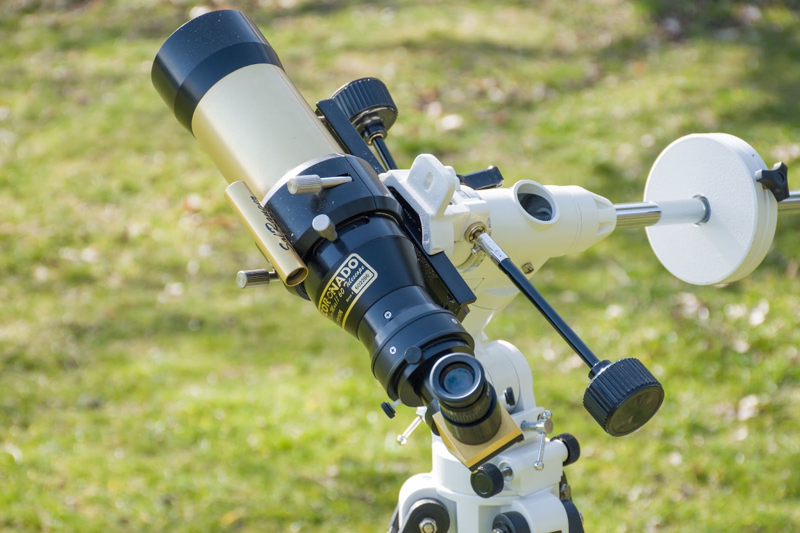 Солнечный телескоп отлично справляется с выполнением своих задач. Тем не менее этот прибор адаптирован к работе в строго определённых условиях. 