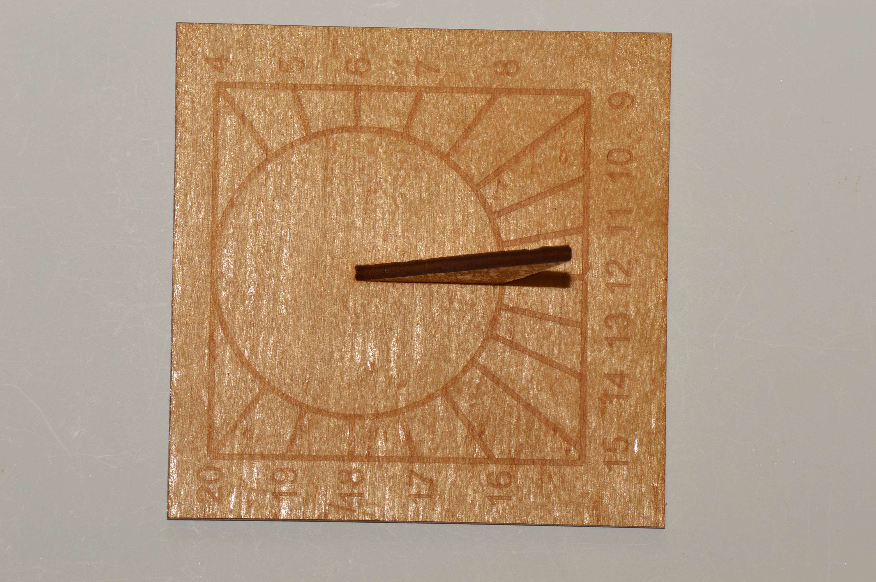 Горизонтальные солнечные часы. Фото автора.