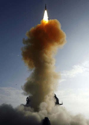 Запуск ракеты SM-3, которую сбил неисправный спутник