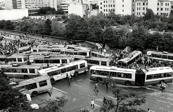 Троллейбусные баррикады на Новинском бульваре, август 1991 г. Источник