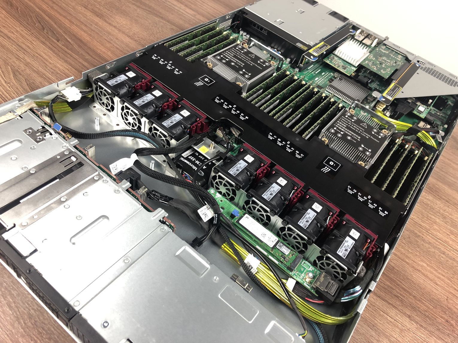 Сервер H3C UniServer R4700 G5 со снятой крышкой 