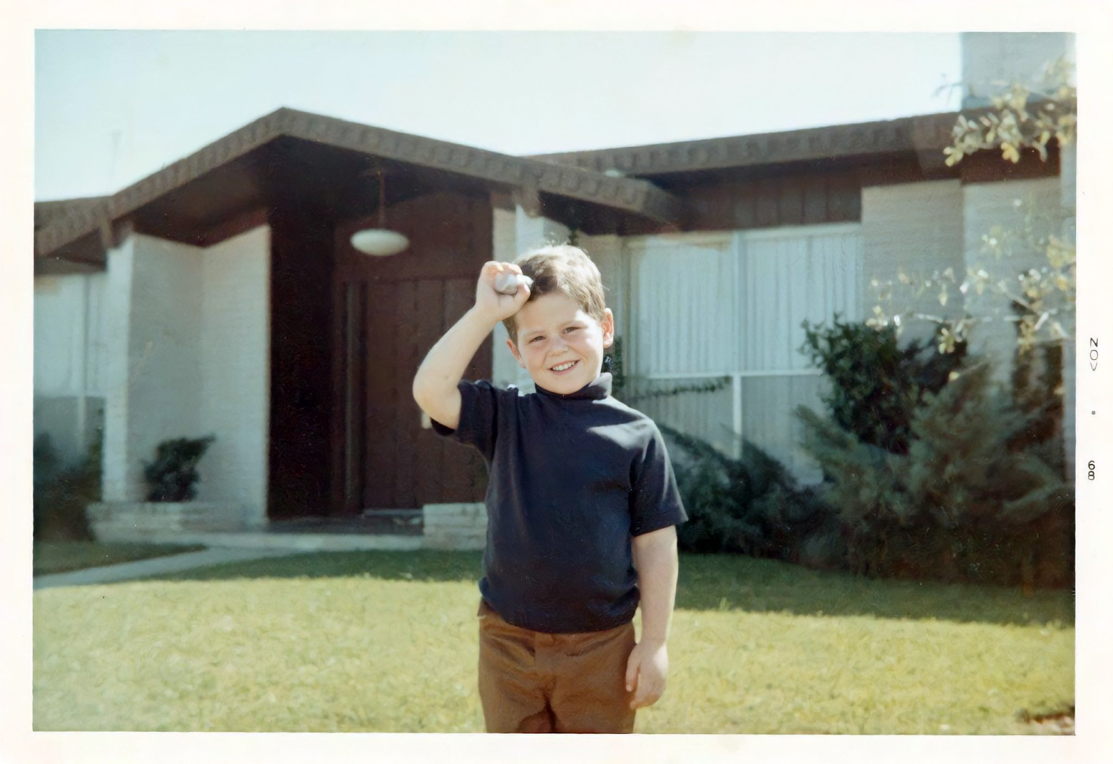 1968 год: трехлетний Майкл Делл на фоне дома в Хьюстоне, штат Техас, где он вырос вместе со своими двумя братьями