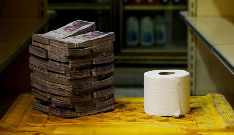 В Венесуэле, чтобы купить пачку туалетной бумаги, нужно натурально принести с собой чемодан бабла
