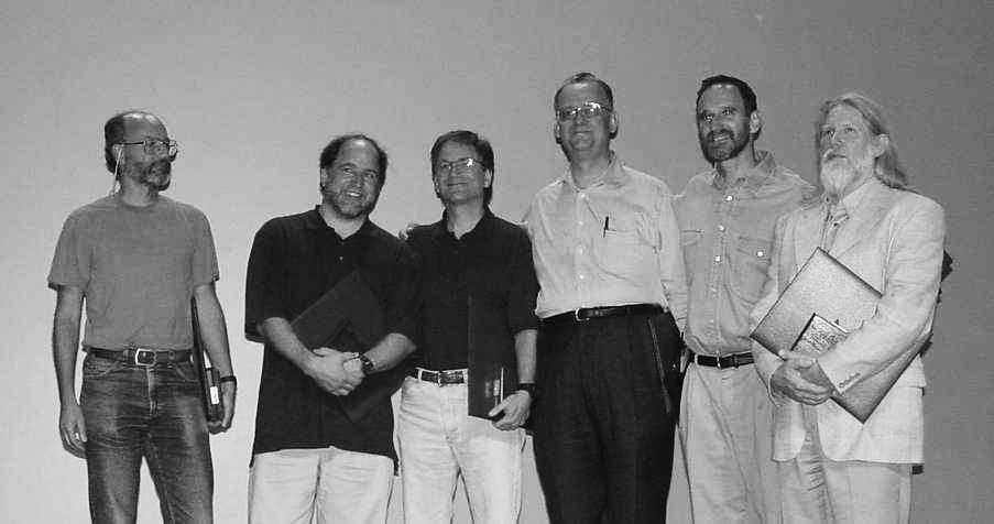 Герои современной криптографии. Слева направо: Ади Шамир, Рон Ривест, Лен Адлеман, Ральф Меркл, Мартин Хеллман и Уитфилд Диффи (Фотография любезно предоставлена Эли Бихамом, сделана на презентации 21 августа на Crypto 2000, конференции IACR).