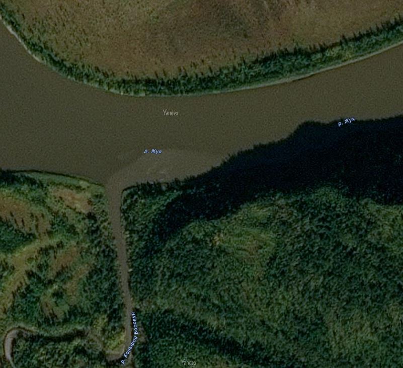 Впадение реки Большой Борокун (смотрите на место впадения; чернота справа это тень от горы, а не чистая вода)