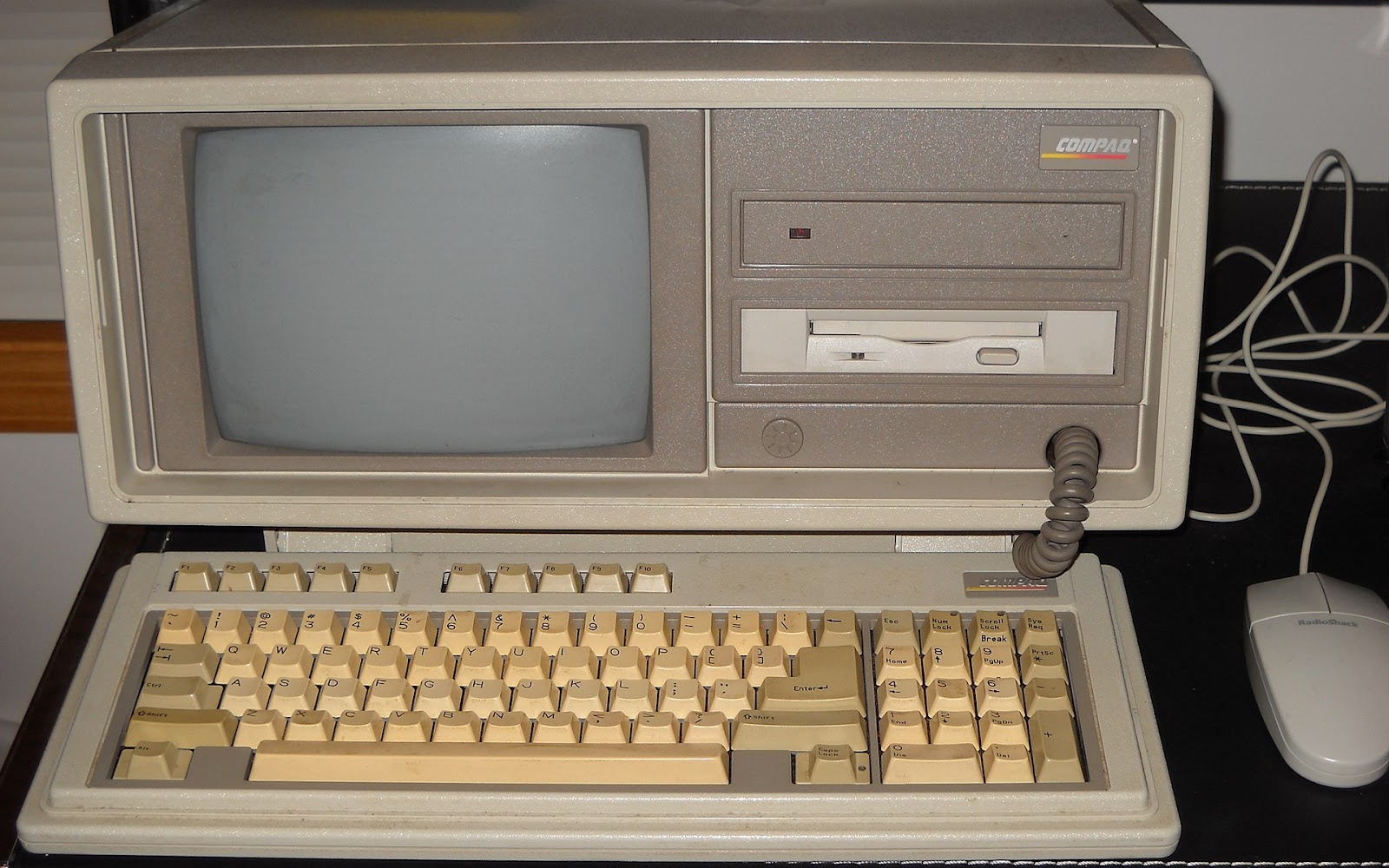 Compaq Portable II Computer, источник Wikipedia. Дисковод 3,5" является более поздним модом, система поставлялась только с 5,25" вариантом.