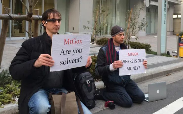 Криптаны-вкладчики МММ [зачеркнуто] MtGox бастовали в Токио – вместо касок они, кажется, стучали по вымытому с шампунем асфальту Маками и дорогими цифровыми камерами