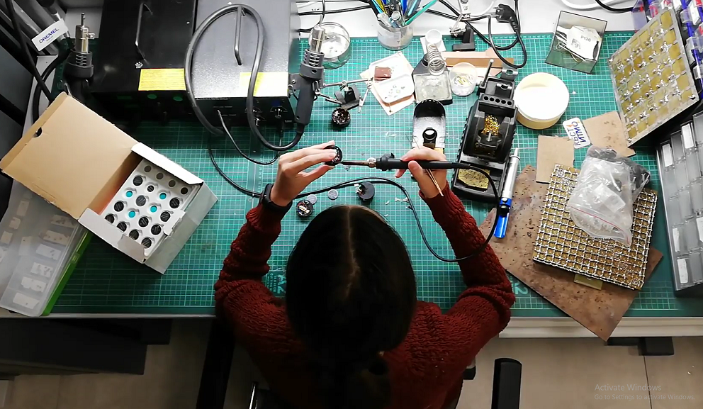 Алина Розенблит (ИТМО) изготавливает роботов