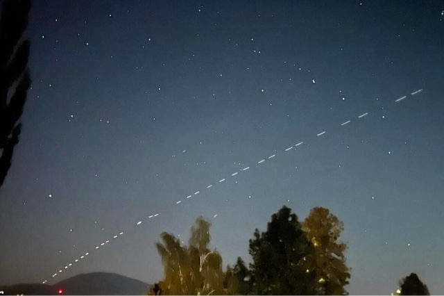 Поезд спутников Starlink в небе над Пентиктоном, Канада. Источник: pentictonwesternnews.com