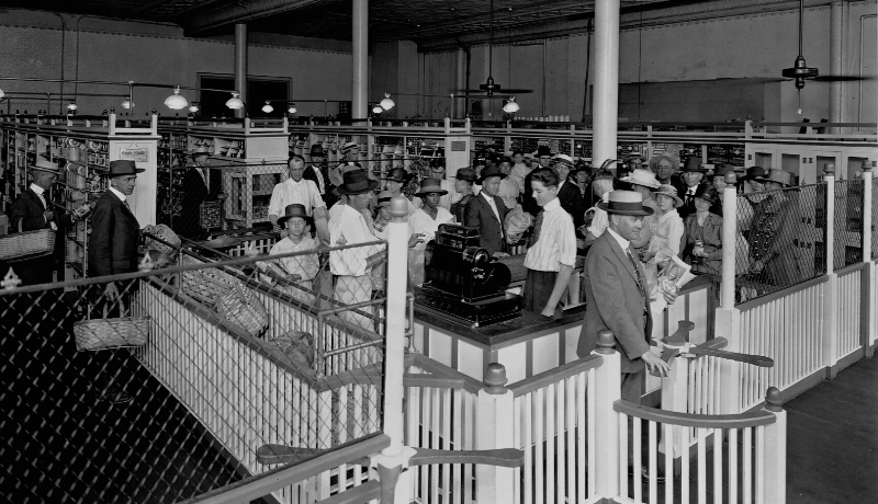Один из первых супермаркетов Америки Piggly Wiggly — 1918 год, а народу как в очереди за молоком в СССР конца 80-х