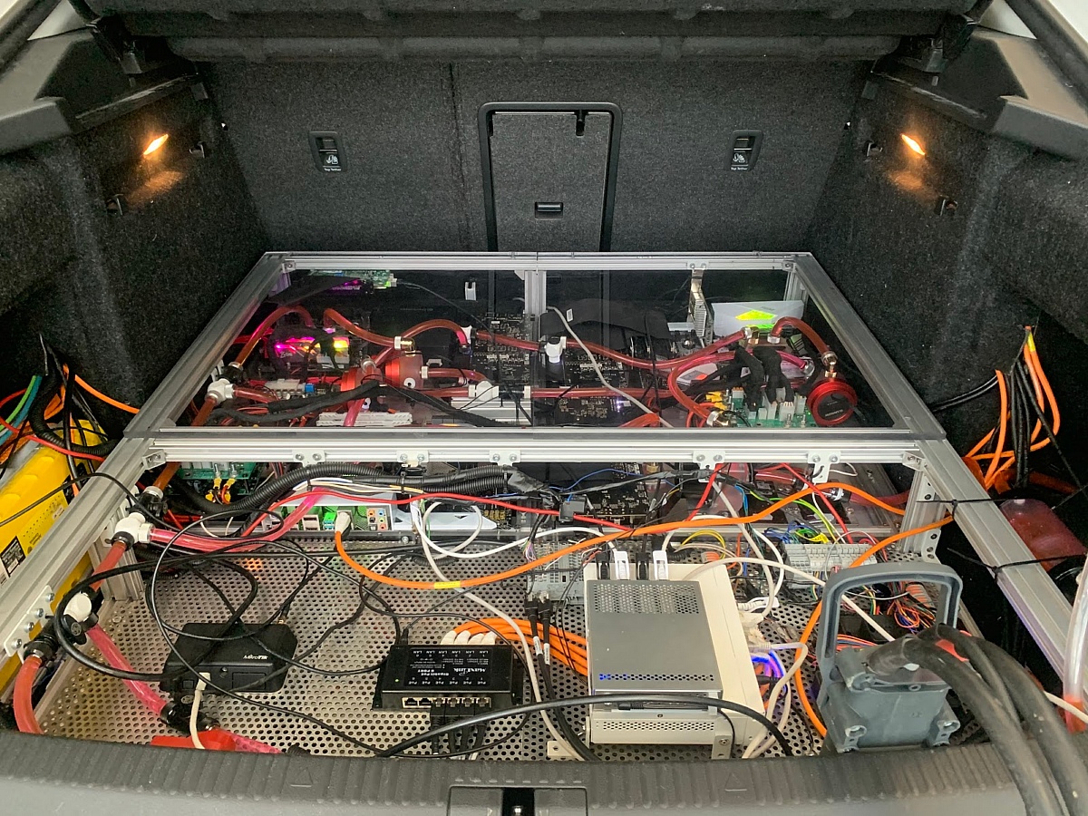 Основные вычислительные мощности разместили в багажнике. Обратите внимание, что система имеет жидкостное охлаждение