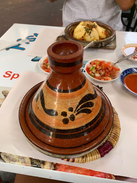 В такой штуке, которая называется тажин, готовят и подают традиционную марокканскую кухню