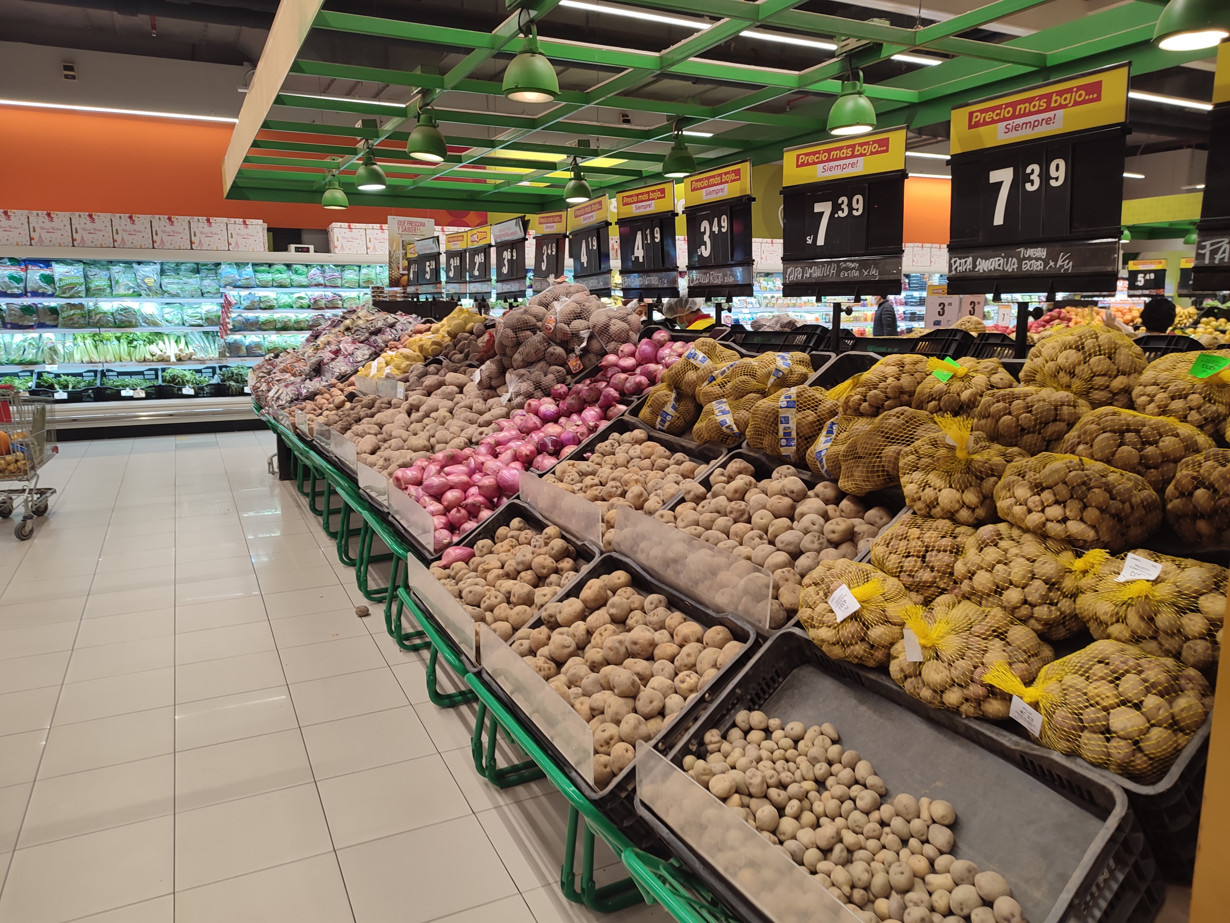Это всё картошка (кроме красных овощей посередине: это лук). В супермаркетах продают около 10 сортов картофеля, на рынках - сотни сортов.