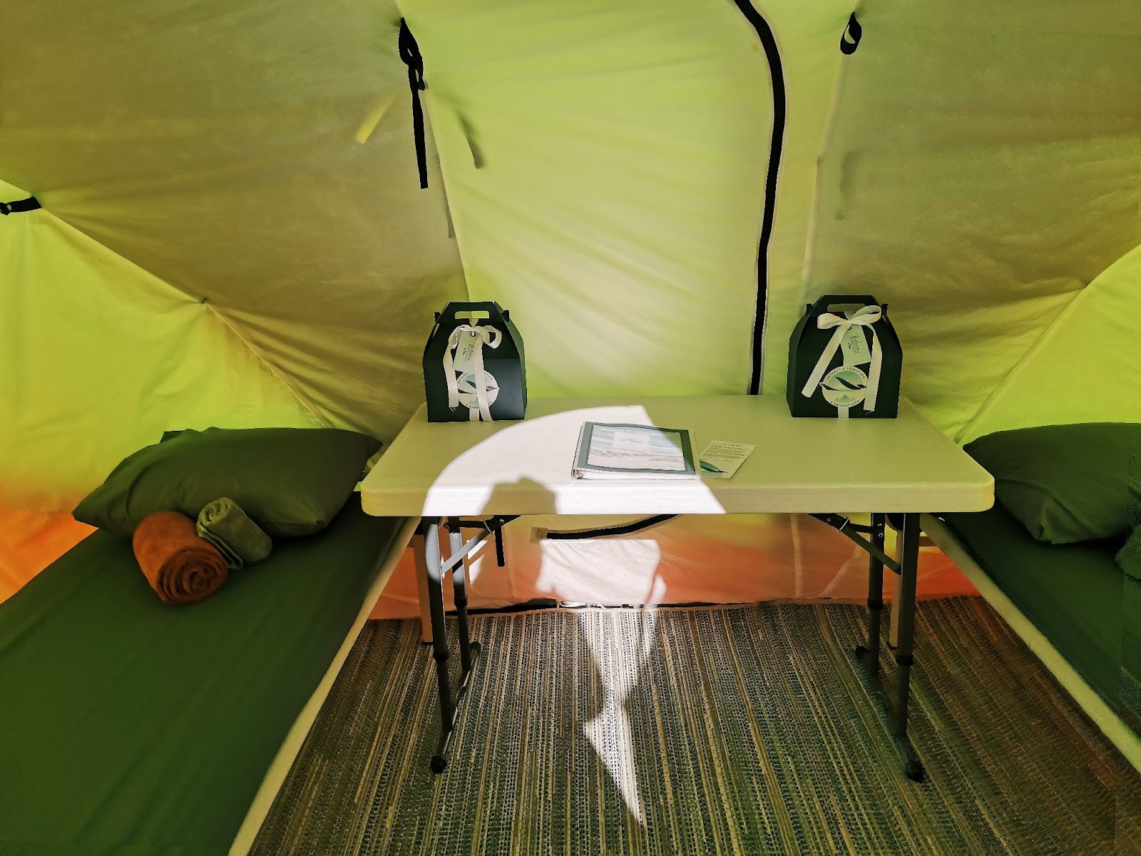 Внутри гостевой палатки в лагере “Юнион”