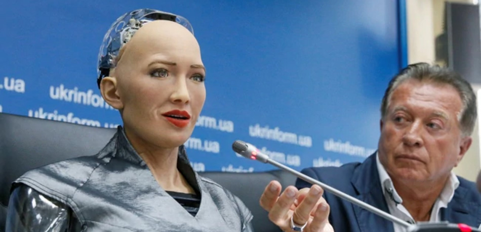София, самый развитый андроид Hanson Robotics, отвечает на вопросы журналистов и инвесторов после конференции в Киеве в 2018 году