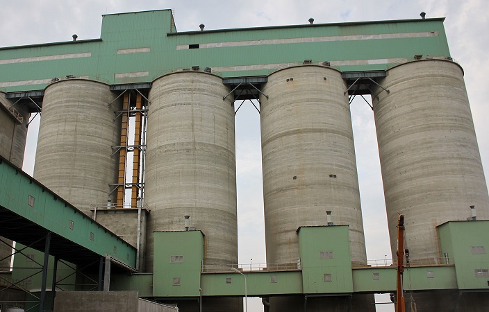 На фото видно 4 силоса, всего на заводе 6 цементных силосов, емкость каждого силоса 10 тыс. тонн