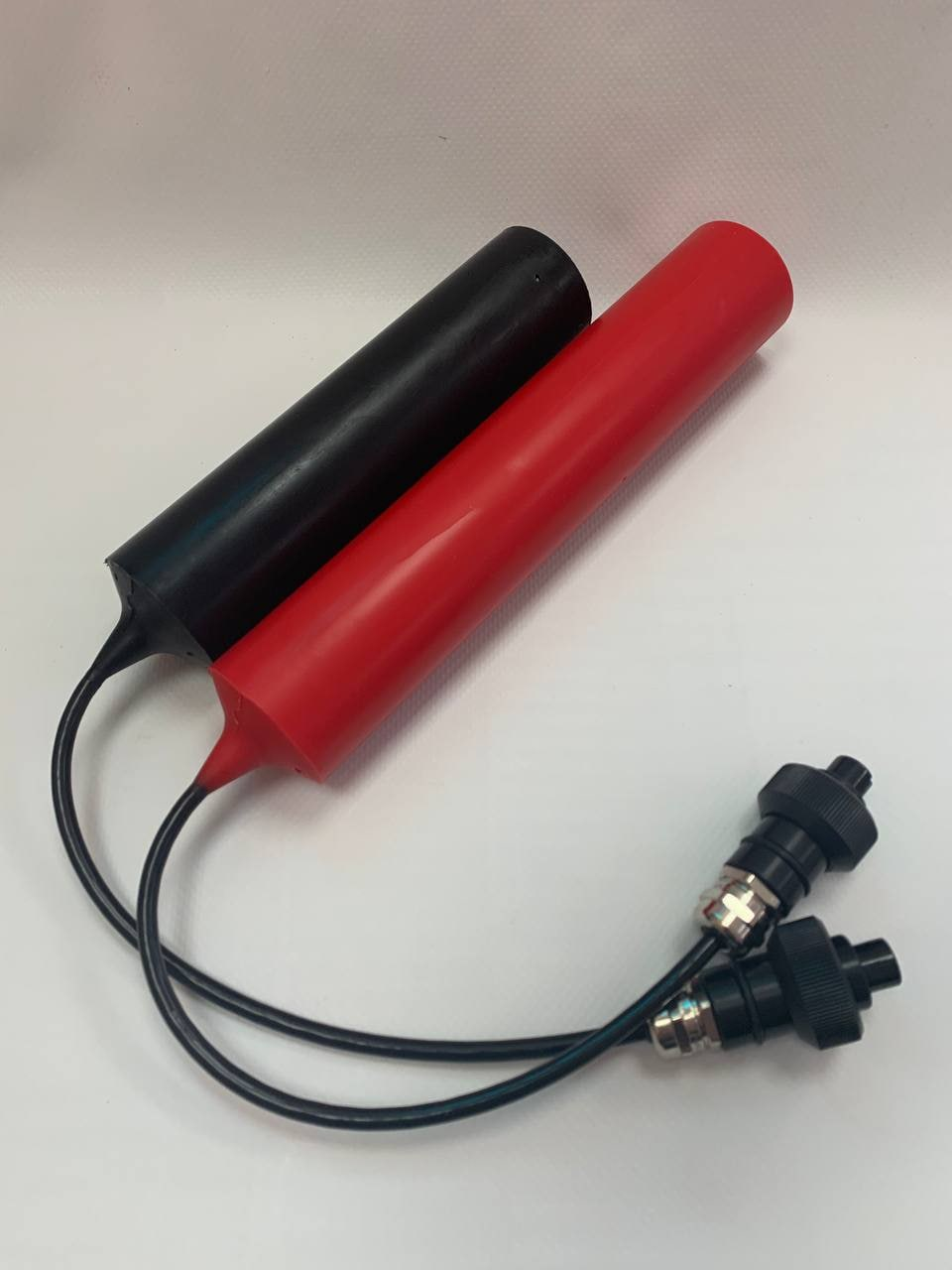 Подводные батарейные сборки на основе Li-ion аккумуляторов (черная) и на основе LiFePO4 (красная)