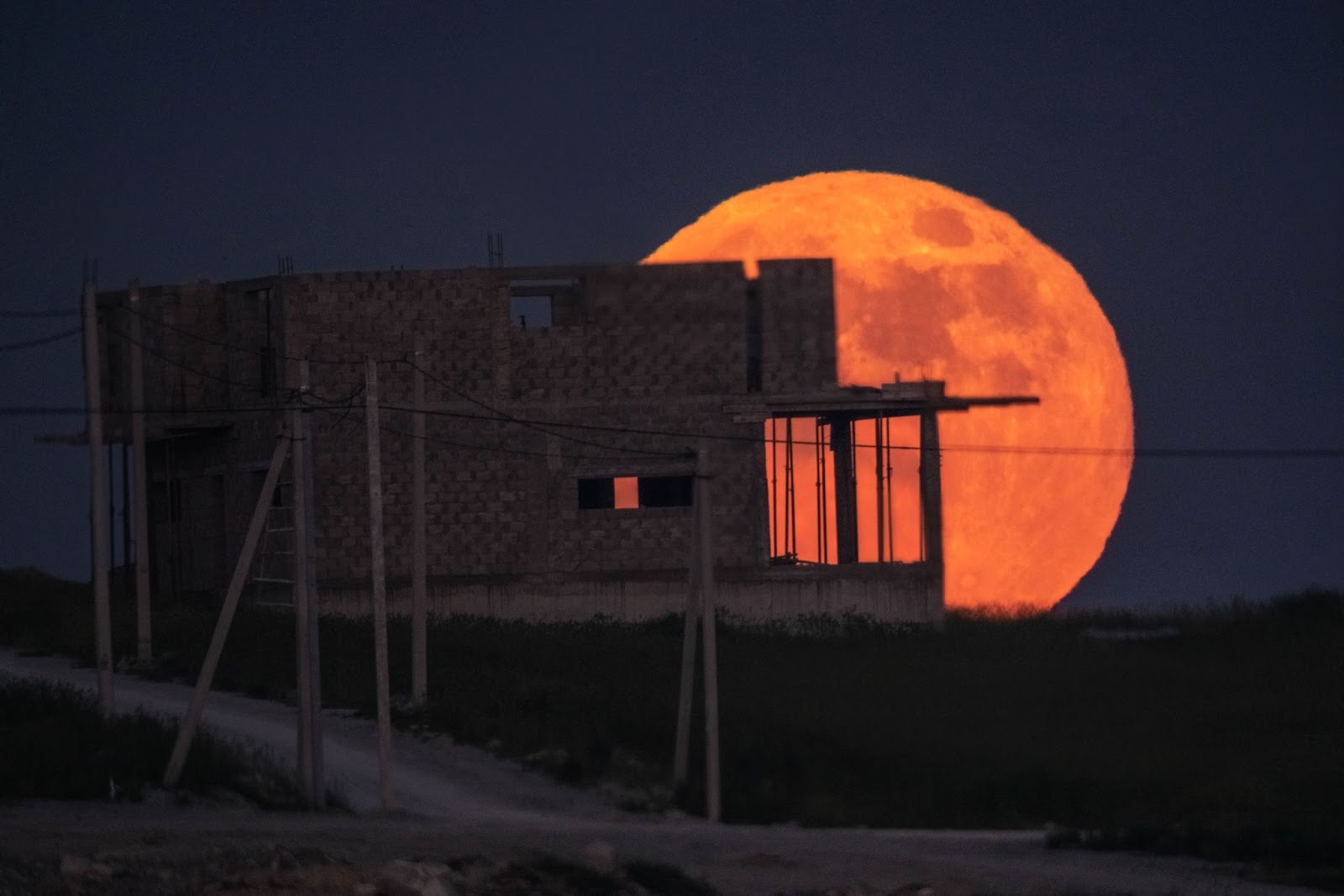 Восход Луны. Автор снимка Tateshi Yokotaishi.