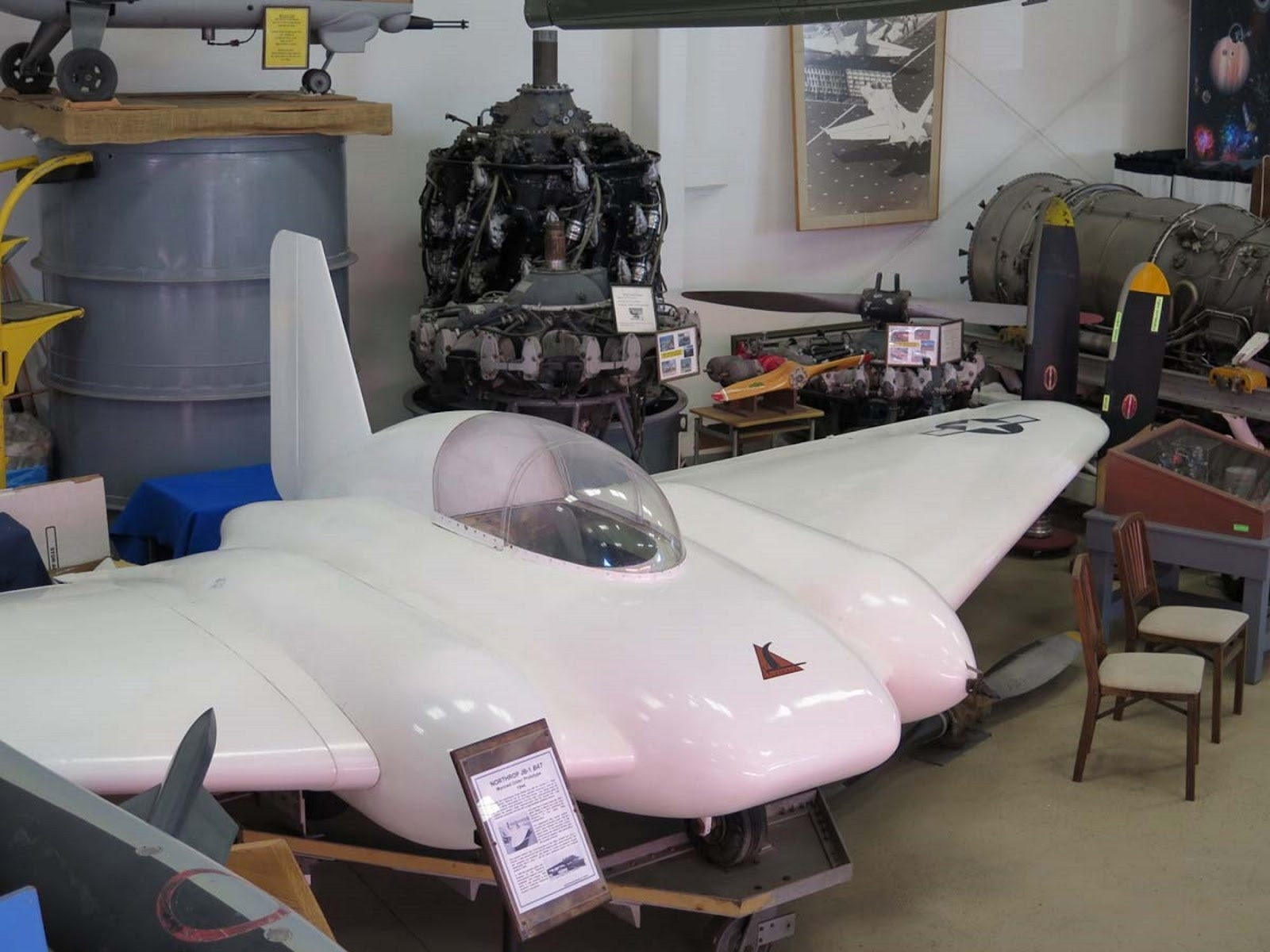 Планёр-прототип JB-1 сохранился до сих пор и экспонируется в Западной музее авиации (https://www.wmof.com/), что в аэропорту Зэмперини-филд, Калифорния. Треугольник с птицей на "капоте" -- эмблема фирмы "Нортроп"