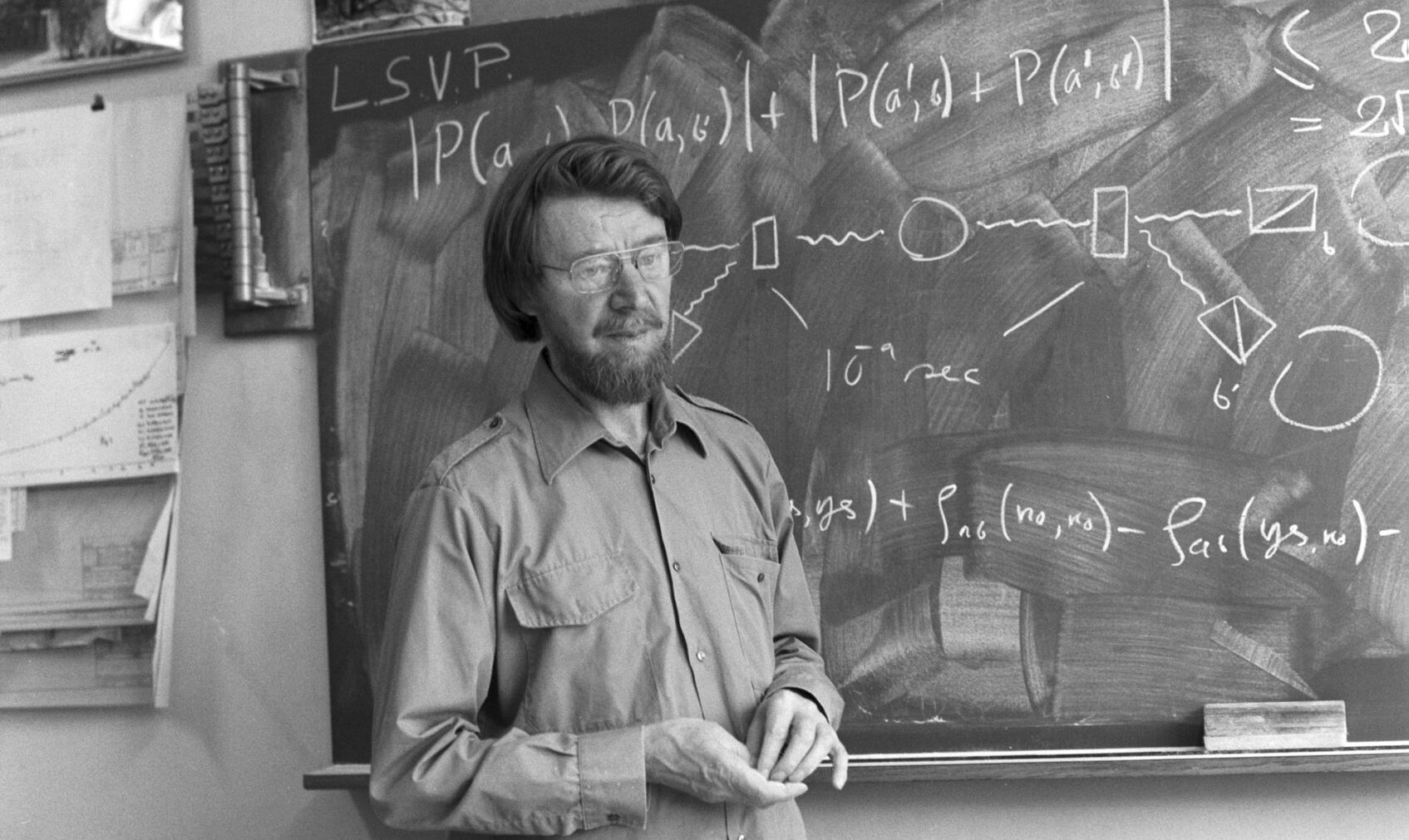 Джон Стюарт Белл читает лекции по своей теореме в ЦЕРН, Европейской лаборатории физики элементарных частиц, в 1982 году