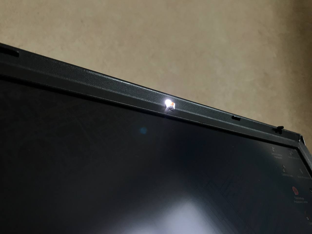 Диод подсветки клавиатуры в верхней рамке дисплея