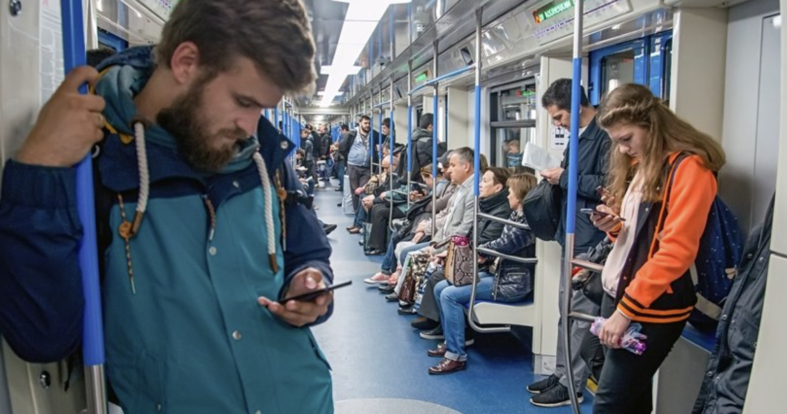 Люди с телефонами в метро. Фото с сайта мэра Москвы