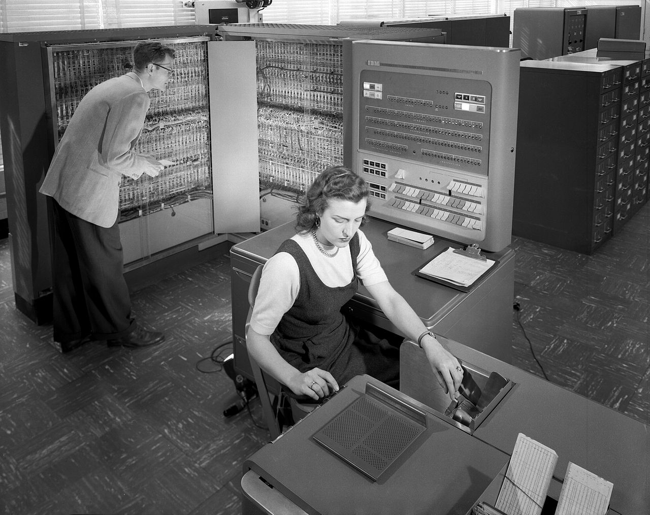 Компьютер IBM 704 в NASA в 1957 году, Википедия