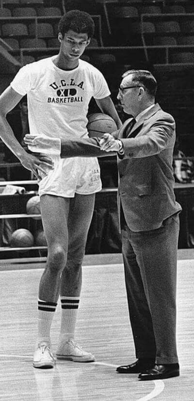 Джон Вуден — выдающийся американский тренер по баскетболу, который 10 раз выигрывал национальный чемпионат среди университетов, причем 7 раз он выигрывал этот титул ПОДРЯД. За свою карьеру этот тренер воспитал больше звёзд НБА, чем кто-либо в истории.