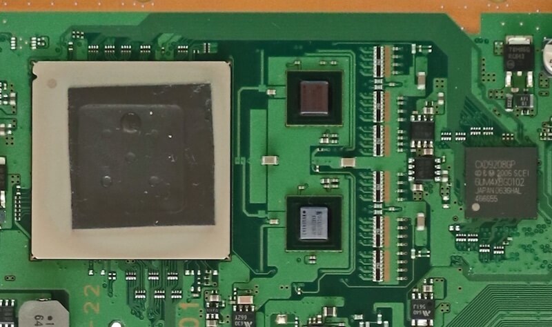 Большой чип EE+GS,
два чипа по 16 МБ памяти RDRAM и “мост PS2”.
