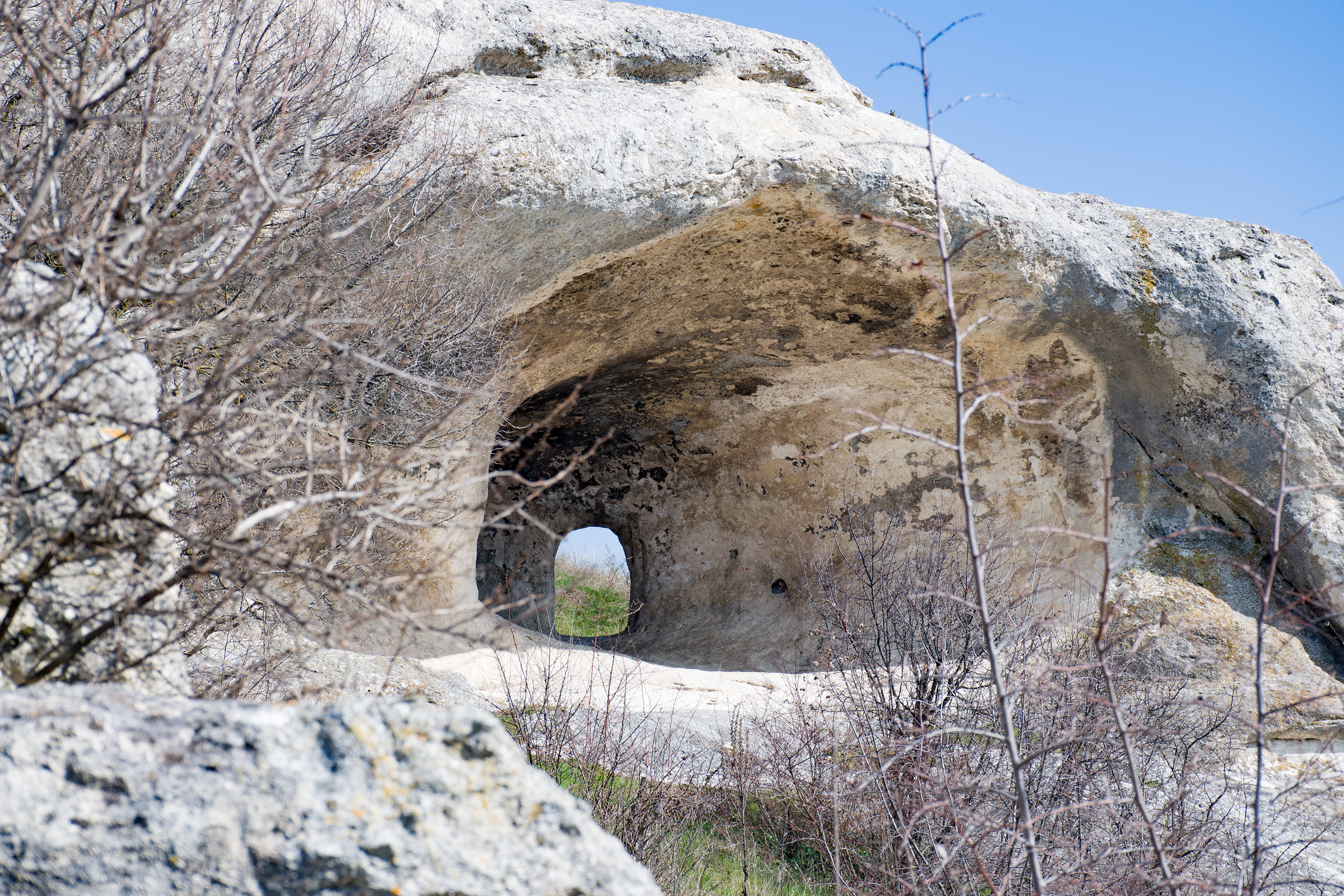 Окно, вырезанное в скале, открывает вид на каменный столб.