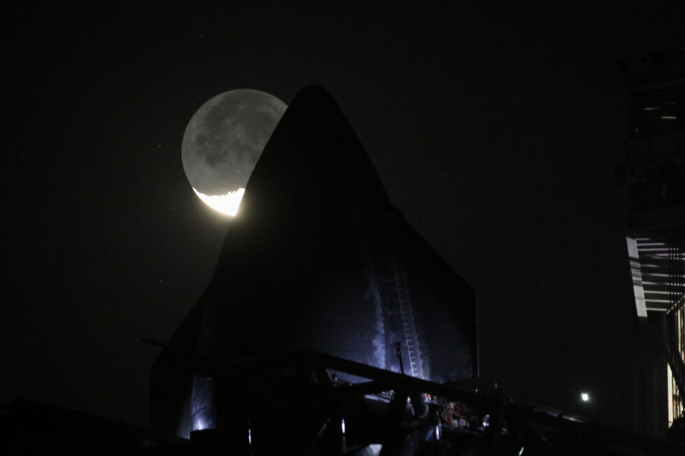 Луна проходит за верхним конусом Starship.