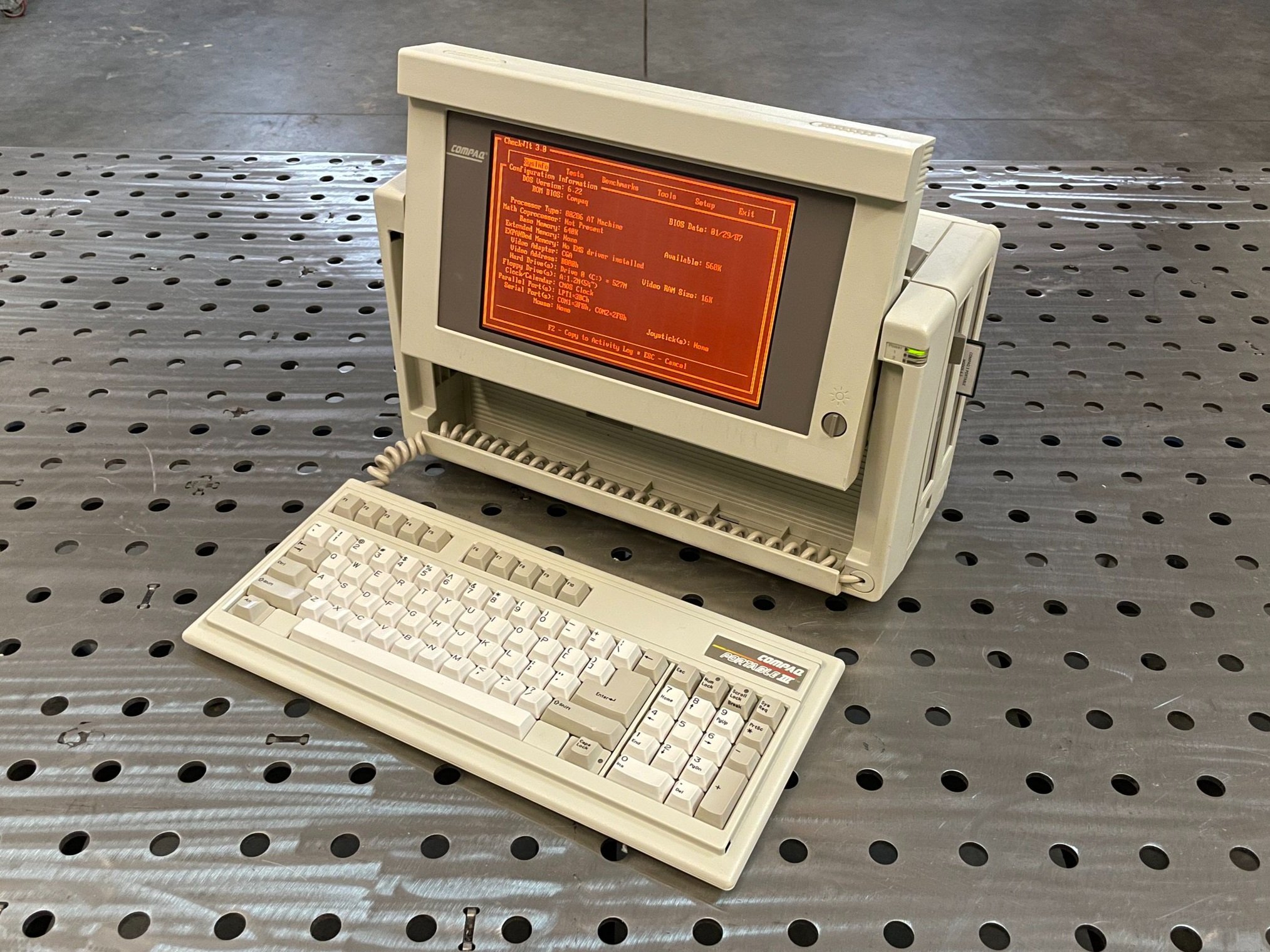 Compaq Portable III: Intel 80286 на 12 MHz, память от 640 - 8192 kB RAM, газоплазменный экран на 10 дюймов разрешением 640 на 400 пикселей, вес - 9 кг