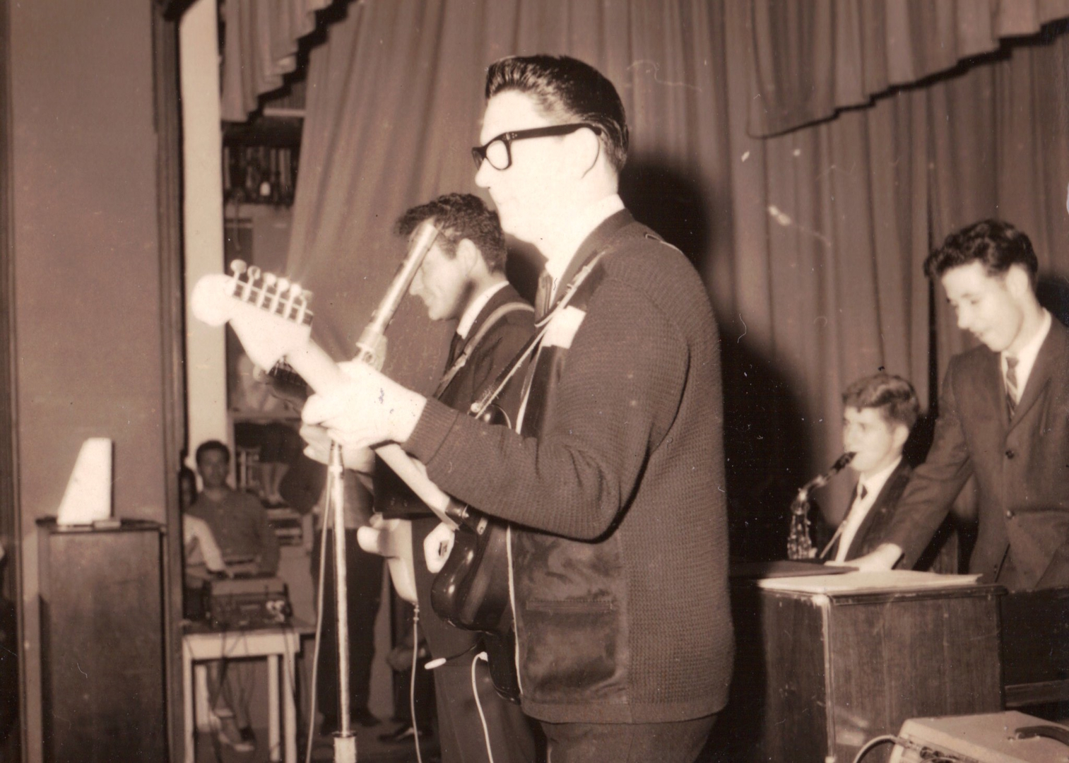 Концерт Роя Орбисона во Флориде, 1961 год. На заднем плане можно заметить комбоусилители и юнитное оборудование. Источник фото: Roy Orbison by Wayne Dilger, лицензия CC 2.0.  