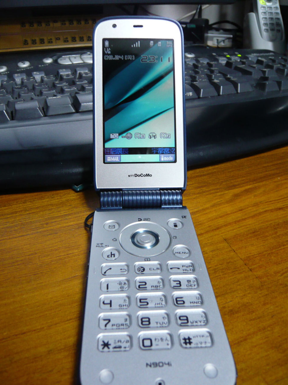 Телефон NTT DoCoMo NEC N904i считается первым участником экосистемы магазина мобильных приложений.