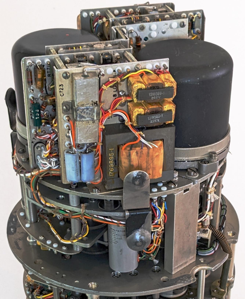 Электронные компоненты в узле датчика давления (фото Ken Shirriff's)
