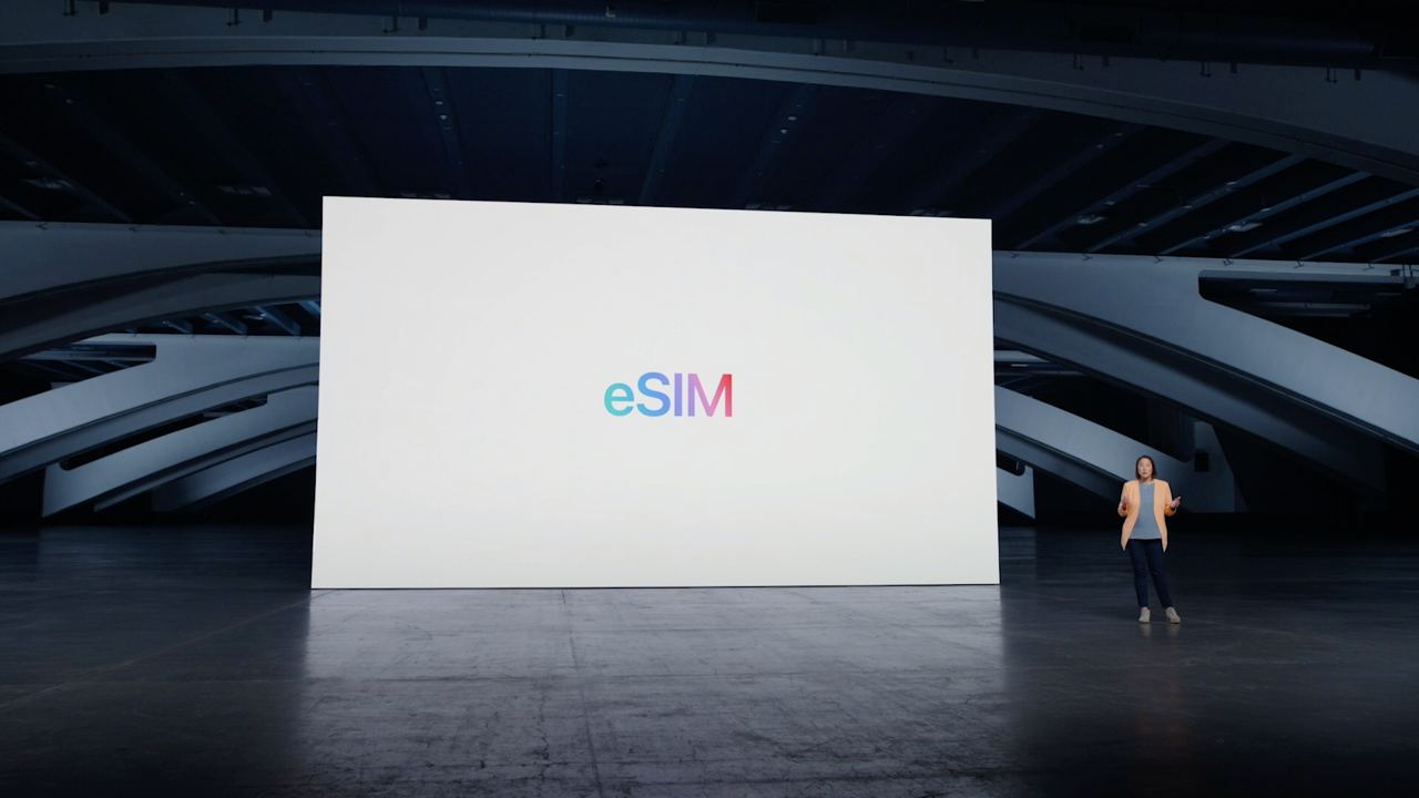 На презентации показали eSIM, которая будет установлена в новых iPhone 14 для американского рынка вместо физической SIM. Видите её? И я нет – она виртуальная.