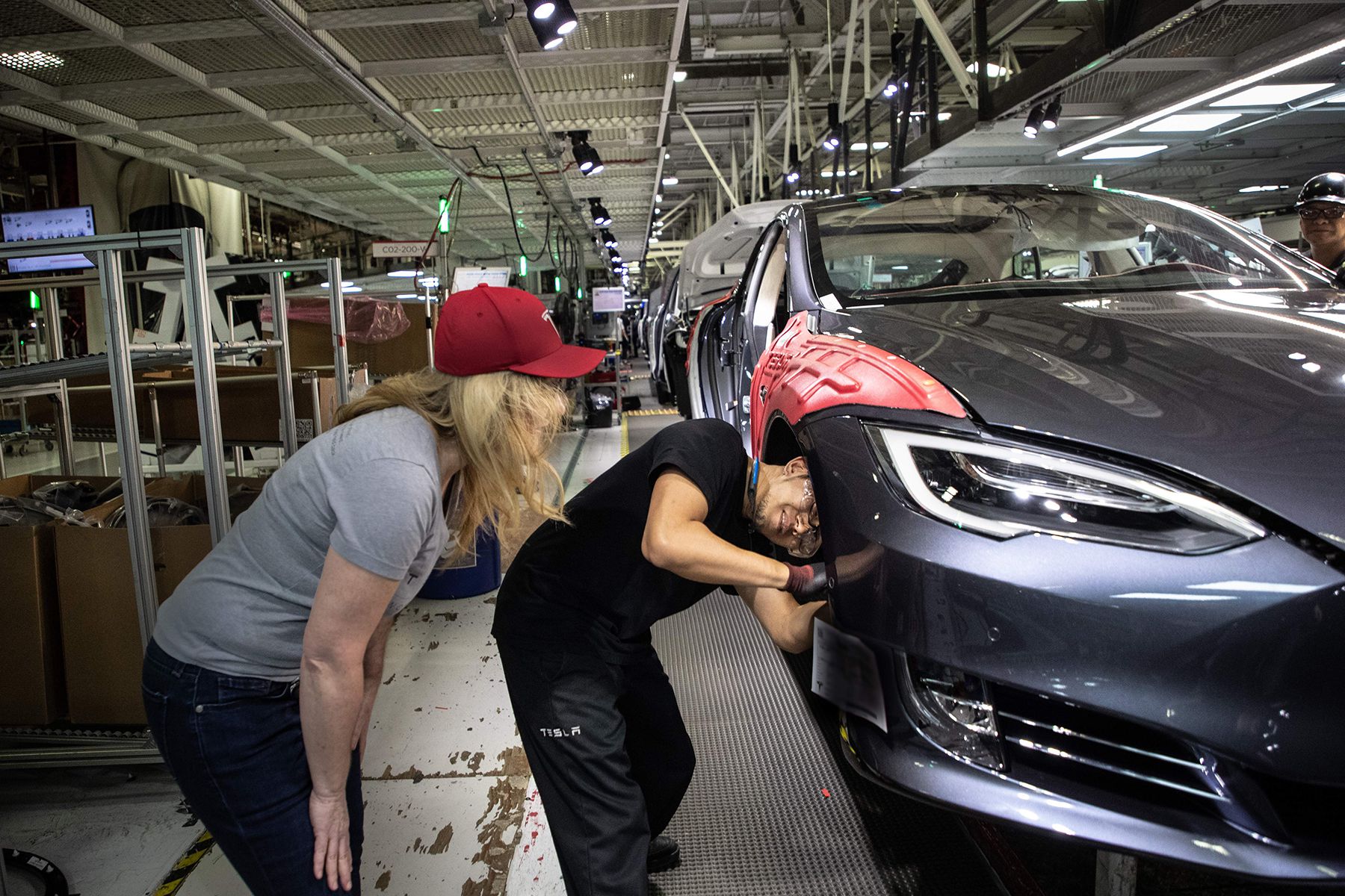 Сотрудница Tesla обвинила работодателя в создании враждебной рабочей среды
