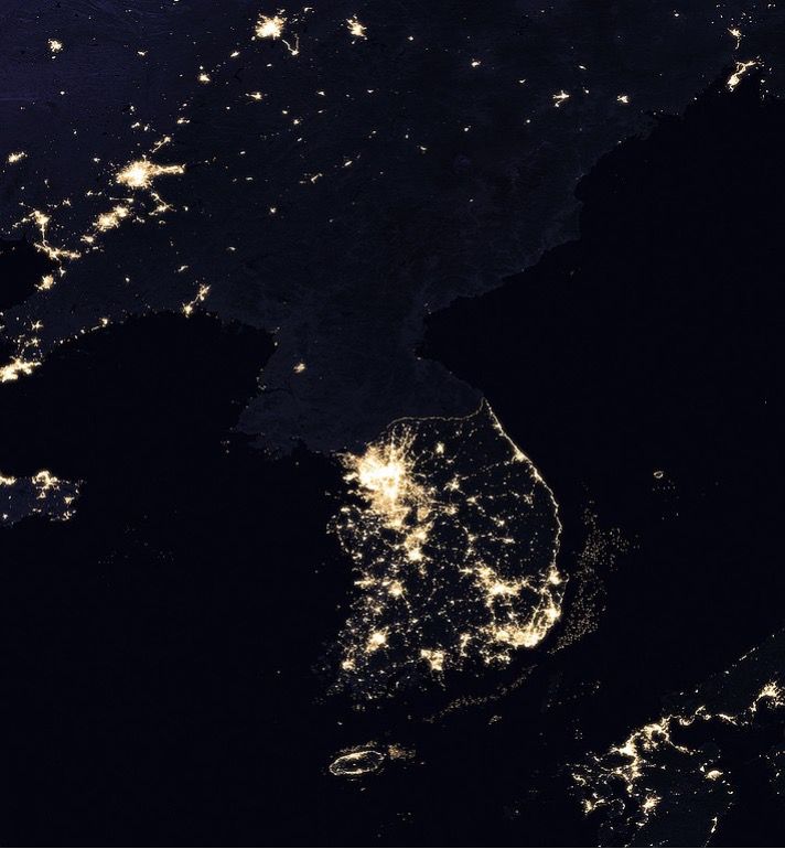 Северная и Южная Корея, вид из космоса ночью. Credit: Joshua Stevens, NASA   