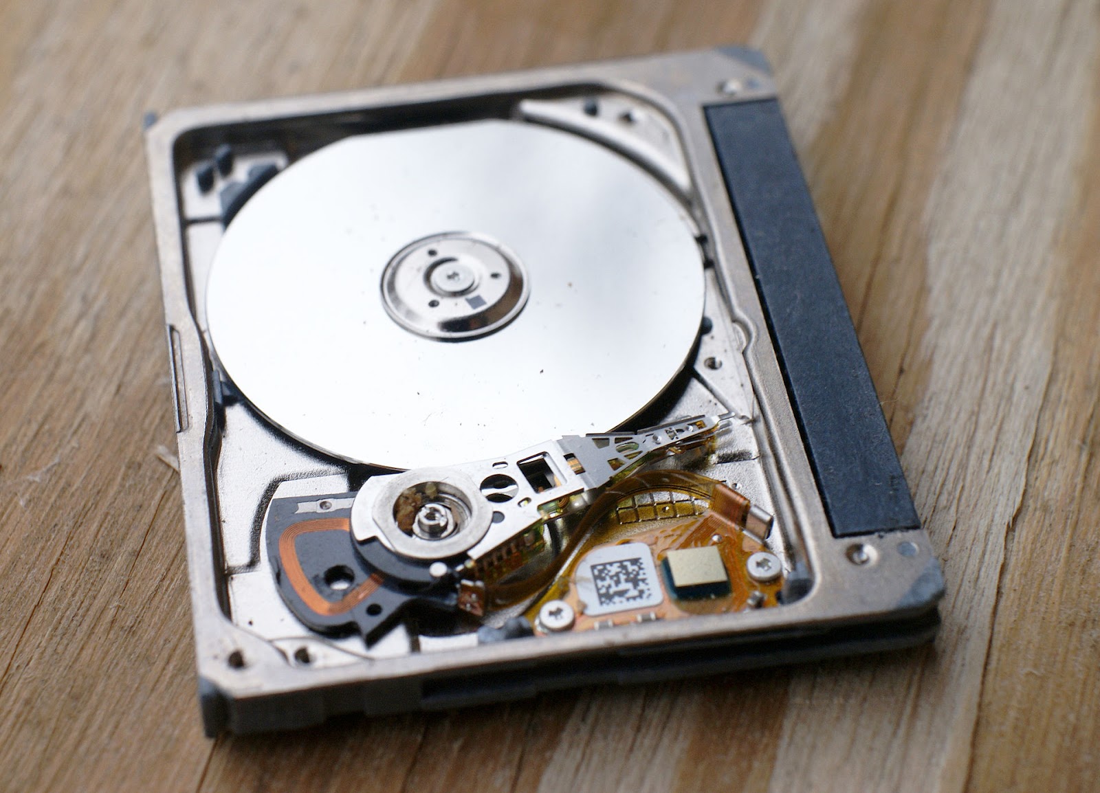 Открытый жесткий диск Seagate ST1, источник Wikipedia