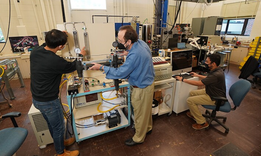 Руководитель исследования Иссам Мудавар (в центре) в лаборатории Университета Пердью