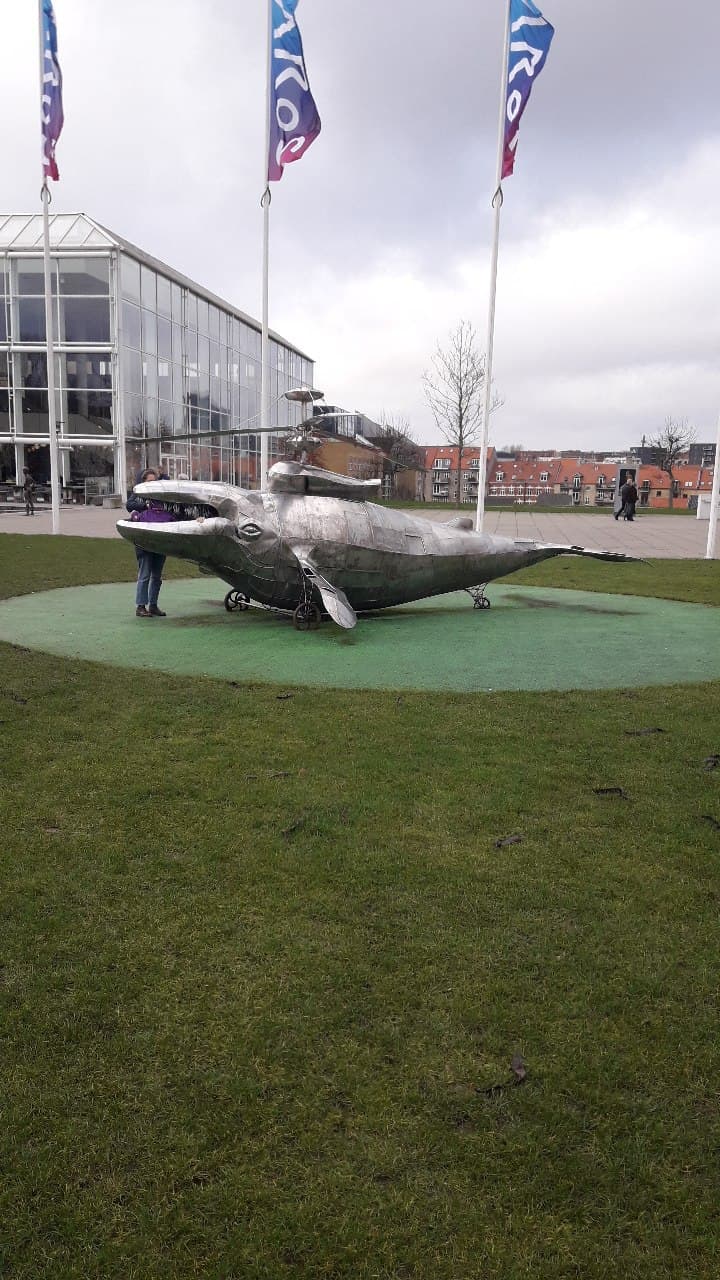 Арт-объект в Орхусе, известный также как "Кит-вертолёт".