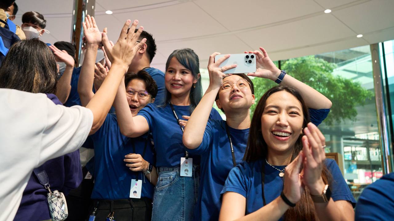 В каждом Apple Store первых посетителей встречали радостные сотрудники, это к примеру, Бангкок – магазин Apple Central World