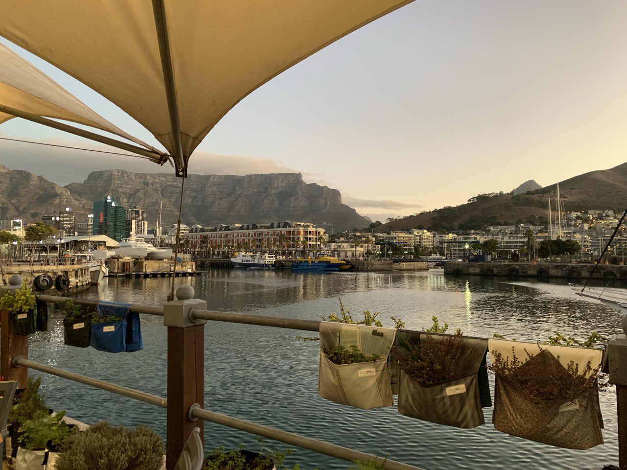 Популярная туристическая набережная Кейптауна с видом на Столовую гору – V&A Waterfront