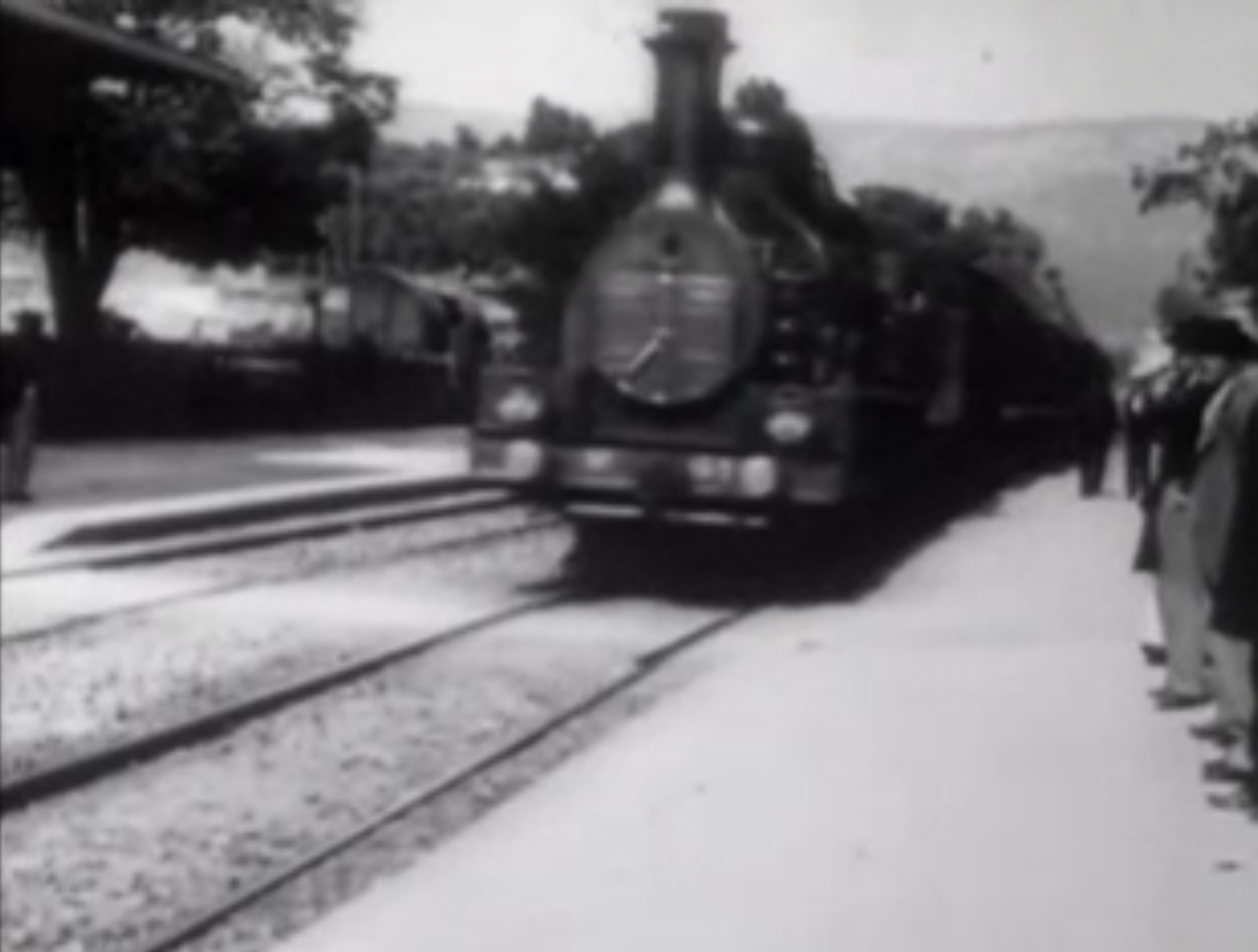 Lumière, 1896, кадр из фильма «Прибытие поезда на вокзал Ла-Сьота». 
Это один из первых фильмов в истории