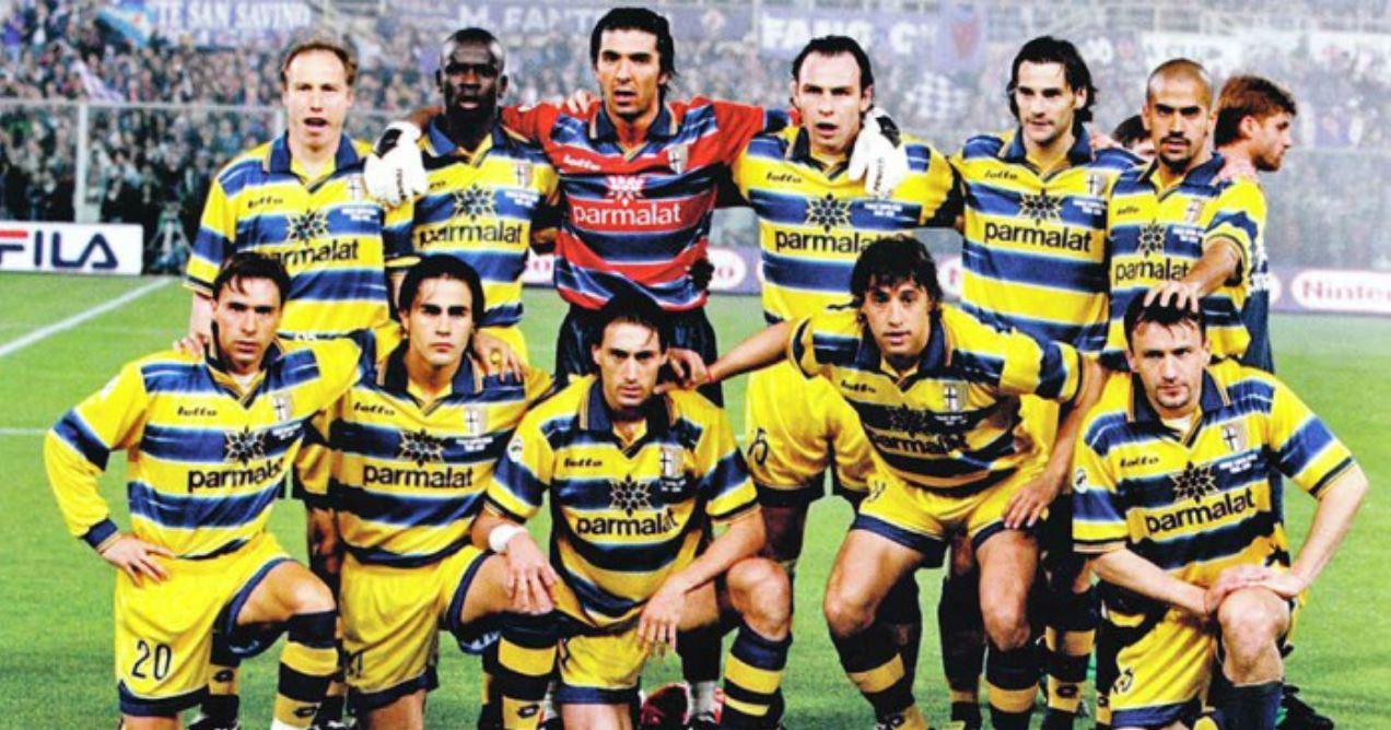 До банкротства Parmalat футбольный клуб "Парма" был главным футбольным "денежным мешком" своего времени - еще до этих ваших Манчестер Сити и PSG (групповое фото Пармы 1999 г. - если вы любите футбол, то точно узнаете хотя бы 3-4 человек).