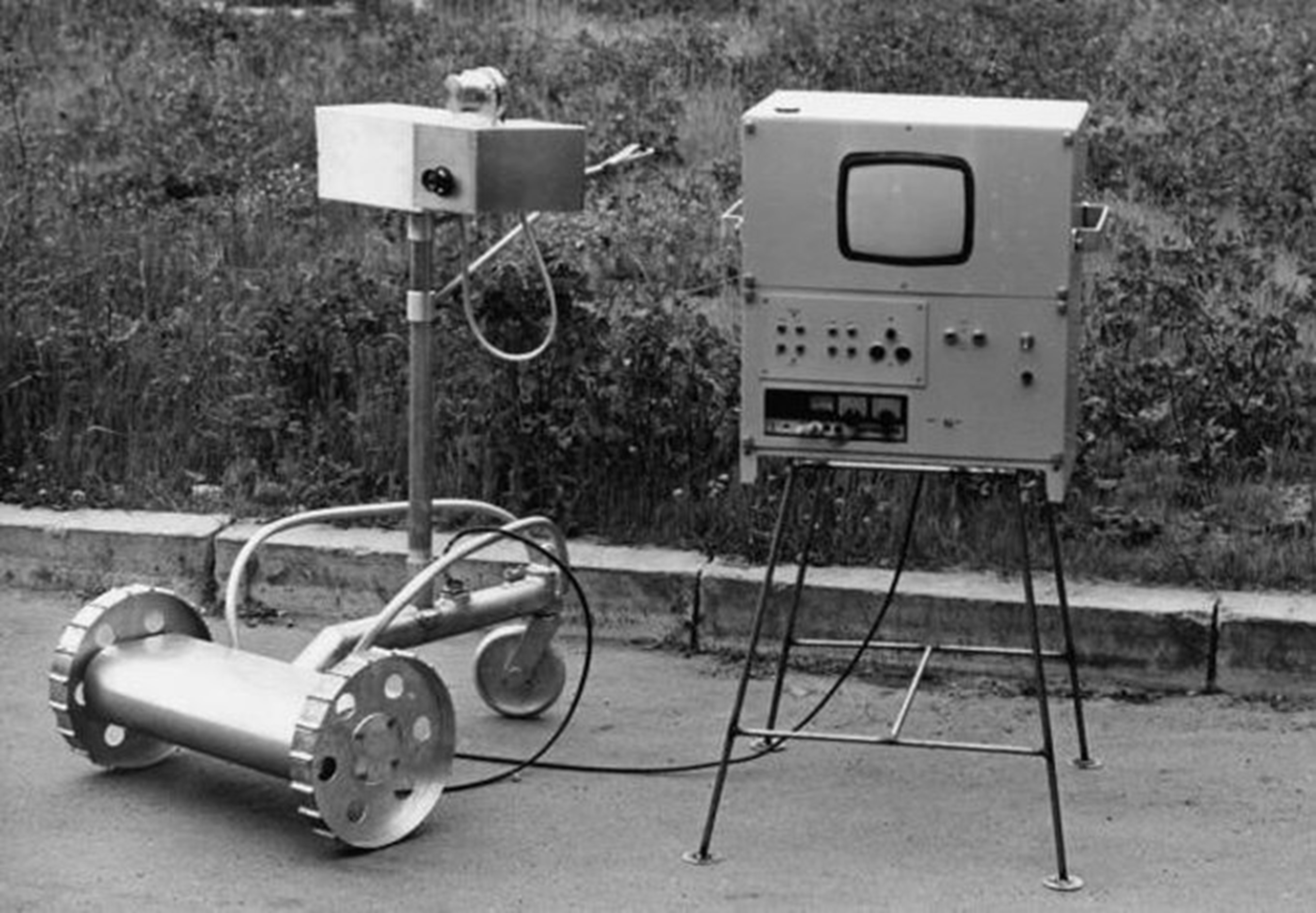 Колесный робот-разведчик, оснащенный телевизионной камерой и дозиметром для диапазона от 50 до 10000 Р/ч. Управлялся и питался по кабелю. Его дополняла аналогичная машина РР-2, которым на смену пришли модифицированные версии РР-3 и РР-4.