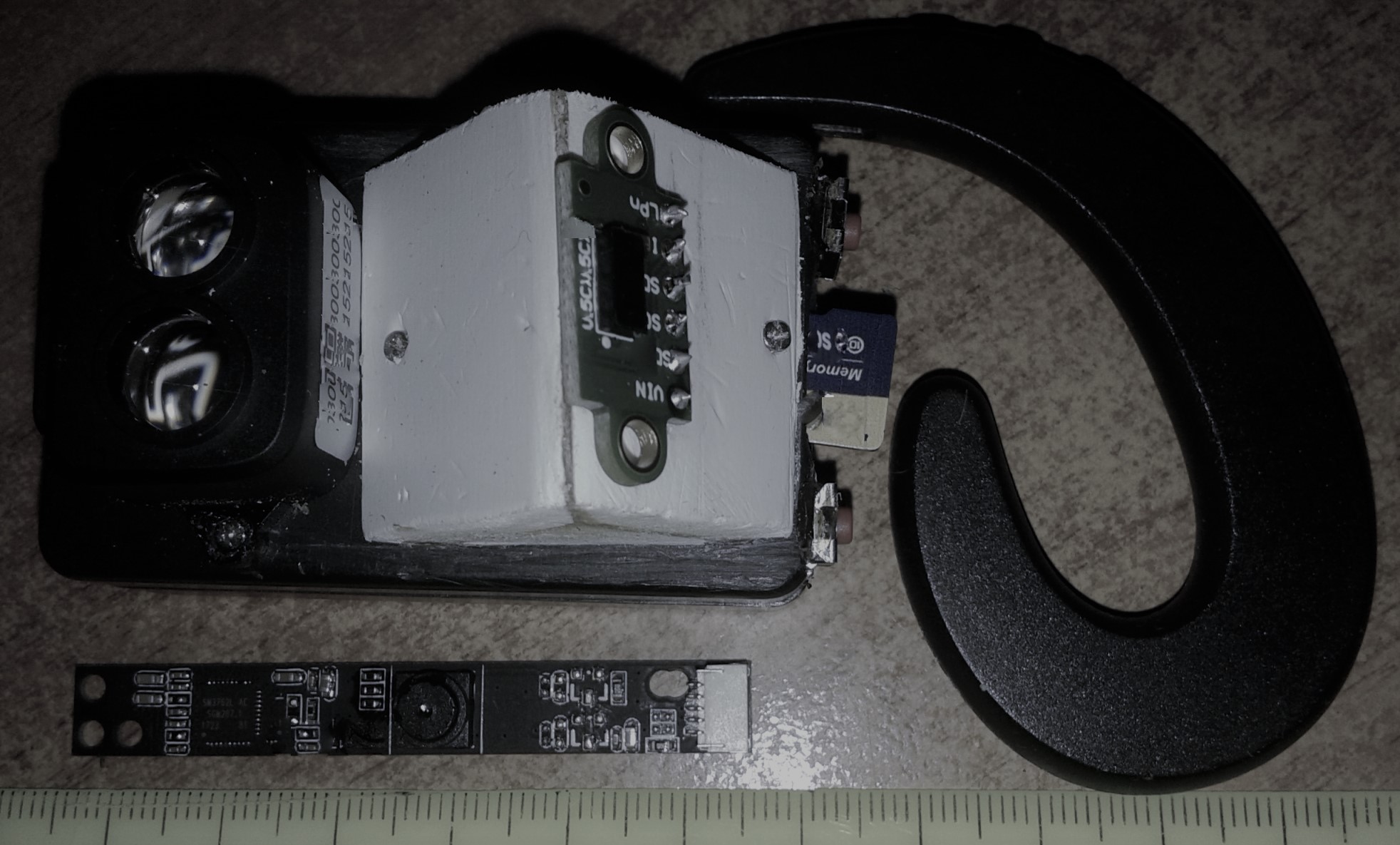 В комплект "железа" входит устройство №5, видеокамера с USB, BLE наушники с костной проводимостью и смартфон (на фото не показан).