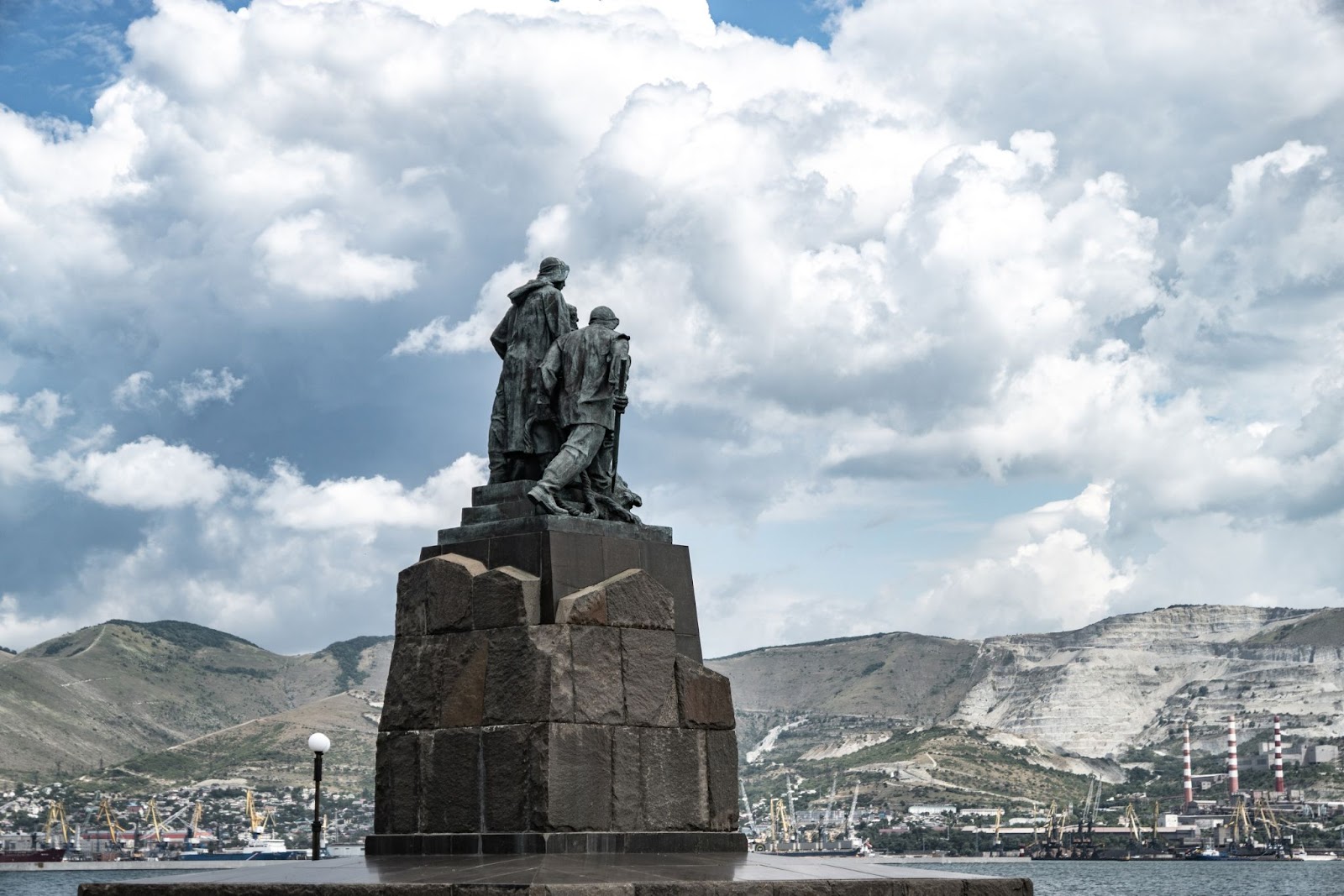 Памятник Неизвестному Матросу, Новороссийск. Автор снимка Tateshi Yokotaishi.